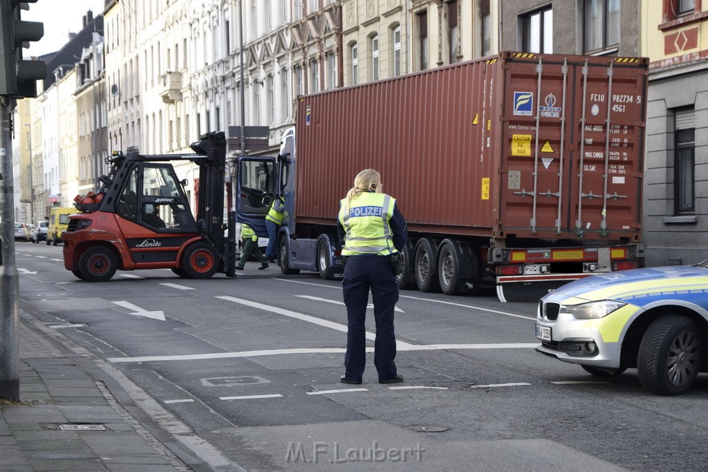 LKW gegen Bruecke wegen Rettungsgasse Koeln Muelheim P61.JPG - Miklos Laubert